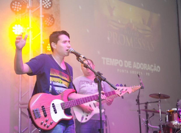De Ponta Grossa, a Banda Tempo de Adoração foi a quarta a se apresentar (Foto: Rafael Veraldo/ RPC)