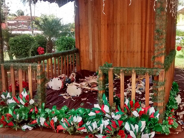 Presépio de Natal foi destruído na tarde desta terça-feira (16) por um homem em Miguelópolis (Foto: Fábio Reis)