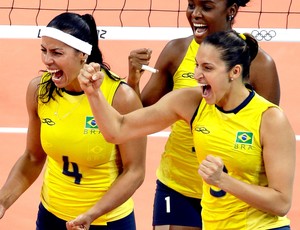 Paula Pequeno e Dani Lins comemoram ponto do vôlei do Brasil contra a China (Foto: AP)