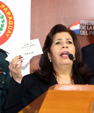 A ministra da Defesa do Paraguaia, María Liz Garcia, durante entrevista na terça (3) em que divulgou vídeo que mostra suposta ingerência do chanceler venezuelano no país (Foto: AFP)