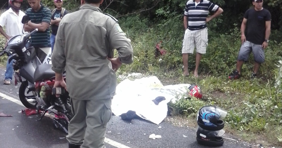 G1 Homem morre e três ficam feridos em forte colisão de motocicletas