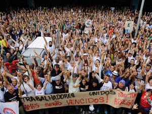Funcionários da Universidade de São Paulo (USP) votam pelo fim da greve, que durou 114 dias, durante a manhã desta sexta feira no campus da Cidade Universitária, Zona Oeste de São Paulo (Foto: Nelson Antoine/Frame/Estadão Conteúdo)