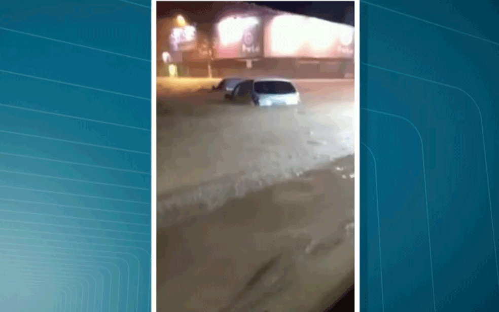 Carros cobertos pela água durante enchente em Francisco Morato (Foto: Reprodução TV Globo)