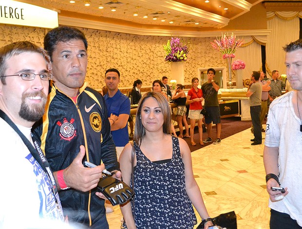 Rodrigo Minotauro tira fotos com fãs em lobby de hotel UFC autógrafos (Foto: Adriano Caldas / Globoesporte.com)