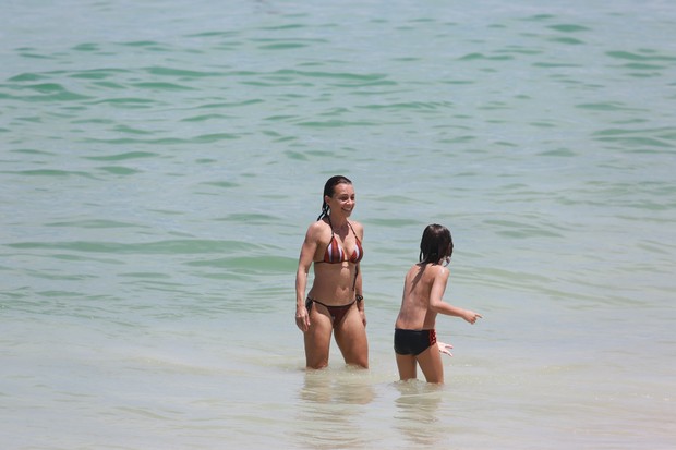 Carla Marins e a familia na praia (Foto: Delson Silva/ AG News)