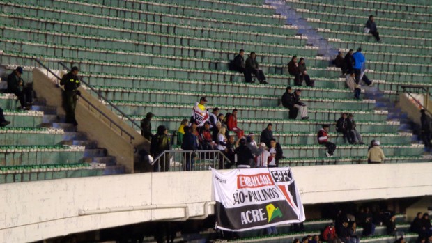 São-paulinos acreanos levam faixa para estádio em jogo contra o Bolívar, em La Paz (Foto: Embaixada São-Paulina do Acre)