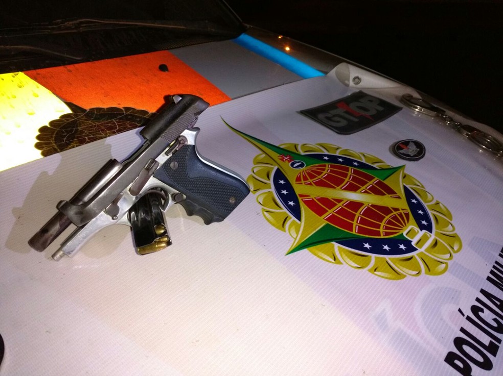 Pistola usada no crime que apreendida pela PM (Foto: PMDF/Divulgação)