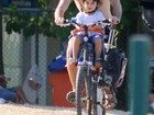 Eriberto Leão passeia de bicicleta com o filho em tarde de sol no Rio
