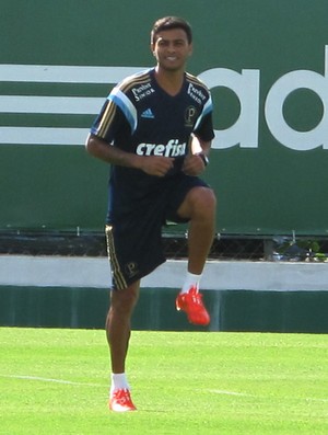 Cleiton Xavier volta ao Verdão, treina e tem primeiro contato com elenco