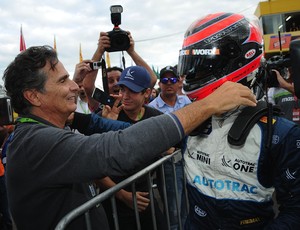 Pedro Piquet comemora vitória em Santa Cruz do Sul com abraço no pai, o tricampeão Nelson (Foto: Duda Bairros / Divulgação)