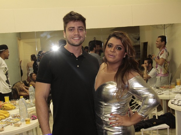 Preta Gil com o namorado, Rodrigo Godoy, antes de show no Rio (Foto: Isac Luz/ EGO)