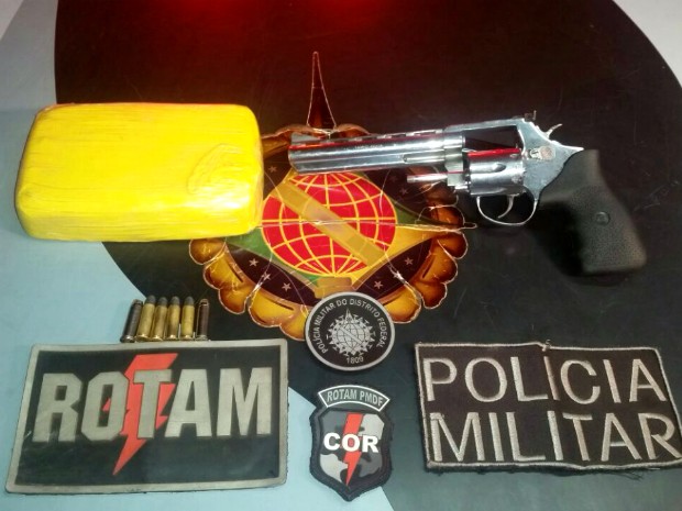 I kg de crack e um revolver calibre 38 foram apreendidos pela PM (Foto: Polícia Militar/Divulgação)