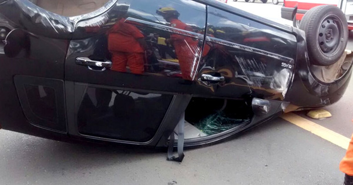 Motorista quebra braço após capotar carro no Eixão Sul, em Brasília - Globo.com