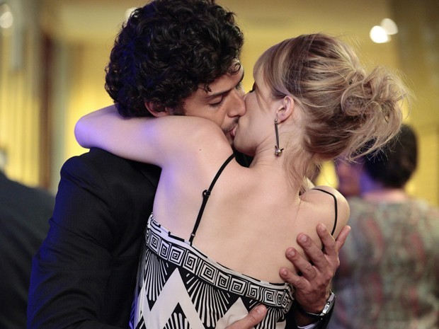 Ronaldo tasca o maior beijão em Juliana, mas ela deixa escapar o nome de Fábio (Foto: Divulgação/ Guerra dos Sexos)