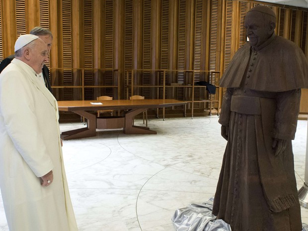 Em foto divulgada pelo Vaticano o Papa Francisco olha para sua estátua feita de chocolate, que ele recebeu como um presente na quarta-feira (5). (Foto: Osservatore Romano/Reuters)