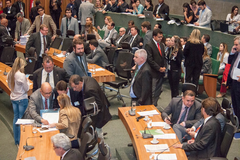 Deputados discutem em plenário projetos em última sessão do ano (Foto: CLDF/Divulgação)