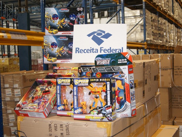 Dez mil brinquedos com indícios de falsificação foram apreendidos pela Alfândega (Foto: Receita Federal / Divulgação)