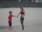 De boné, Carolina Dieckmann treina em praia no Rio e exibe barriga seca