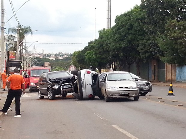 Quatro carros se envolveram em acidente na tarde desta sexta-feira (19), em Taguatinga (Foto: Inez Lopes/G1 DF)