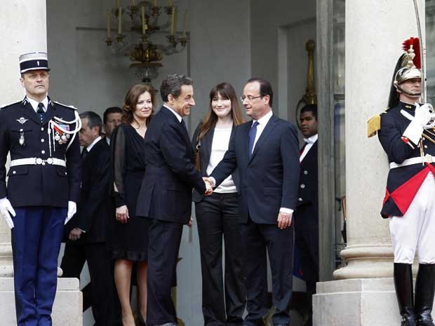 Nicolas Sarkozy e François Hollande, no Palácio do Eliseu, em Paris. (Foto: Reuters)