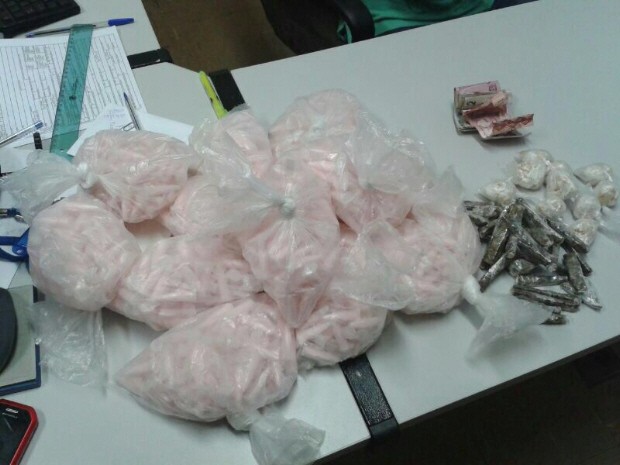 Suspeito foi capturado, com grande quantidade de drogas e dinheiro (Foto: Divulgação/ Polícia Militar)