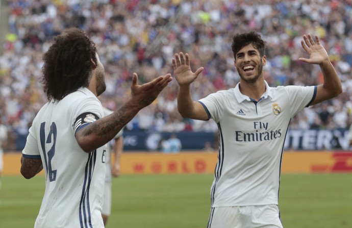 Marcelo comemora com Asensio o gol do Real Madrid (Foto:  Reuters / Rebecca Cook)