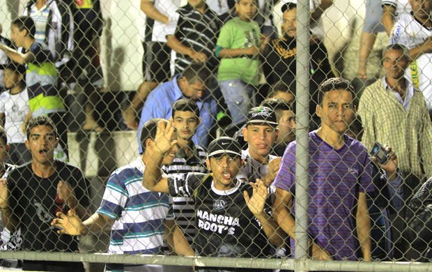 Torcedor xinga jogadores do ASA após derrota para o América-RN (Foto: Ailton Cruz/ Gazeta de Alagoas)