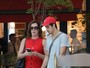 Claudia Raia arrasa de tubindo vermelho em passeio com Enzo 