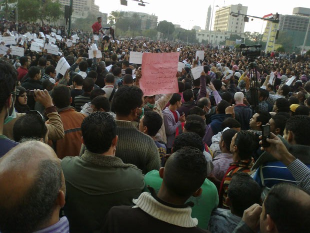 Protesto na emblemática Praça Tahrir, no Cairo, que virou um dos símbolos da luta contra Mubarak e da Primavera Árabe (Foto: AP)