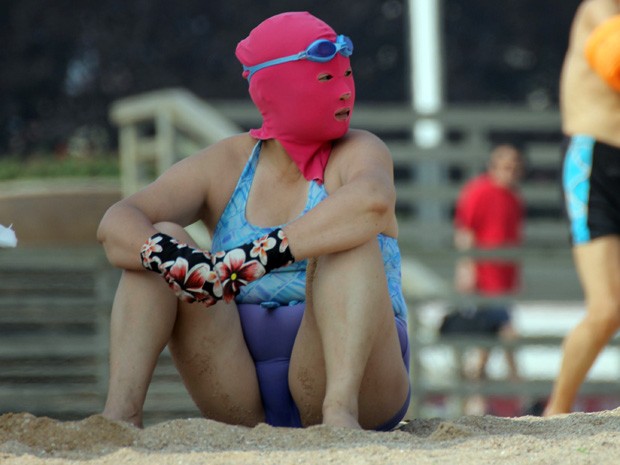 Mulher exibe 'biquíni facial' em praia de Qingdao, na China (Foto: AFP)