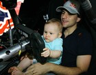 Daniel Serra mostra o cockpit de seu Stock Car ao filho Lucas (Foto: Bruno Terena/ divulgação)