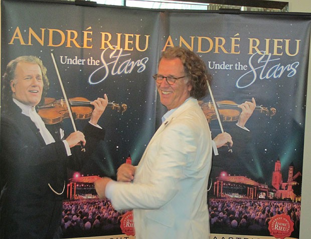 O violinista e maestro holandês André Rieu em coletiva de imprensa em SP, na véspera da abertura de sua turnê de 22 shows no Ginásio do Ibirapuera (Foto: Cauê Muraro/G1)