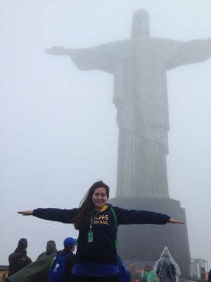 Jovem imita pose do Cristo em manhã chuvosa no Rio (Foto: Mariucha Machado/G1)