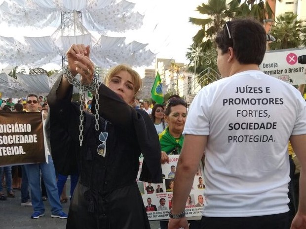 Participante foi vestia de &quot;Justiça com as mãos amarradas&quot; em referência a  (Foto: Valdir Almeida/G1)
