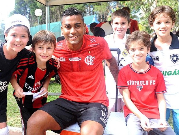 Muralha com crianças no treino do Flamengo (Foto: Alexandre Vidal / Fla Imagem)