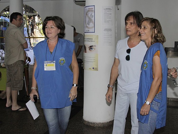 Roberto Carlos chega para votar no Rio (Foto: Philippe Lima/AgNews )