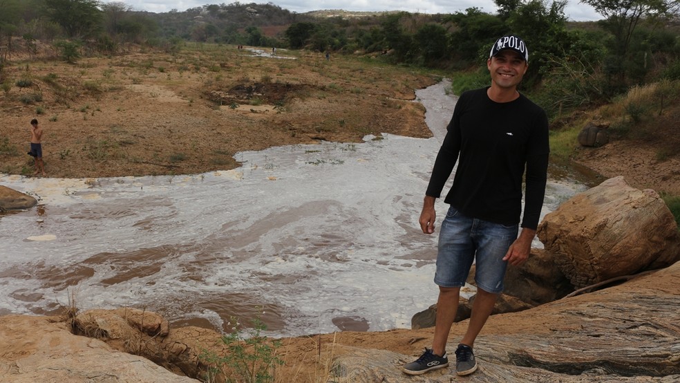 Agricultor Tiago Guimarães aguardou com ansiedade a passagem da água pelo Rio Paraíba (Foto: Artur Lira / G1)