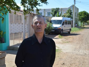 Aposentado Jacir Brazzo aguarda com muita expectativa a chegada da rede de esgoto ao Nova Campo Grande (Foto: Anderson Viegas/G1 MS)