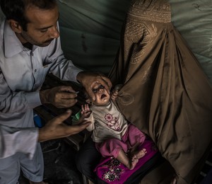 Criança é vacinada contra a poliomielite no nordeste do Paquistão. O país é um dos poucos lugares do mundo onde a doença ainda é endêmica (Foto: Daniel Berehulak/Getty Images)