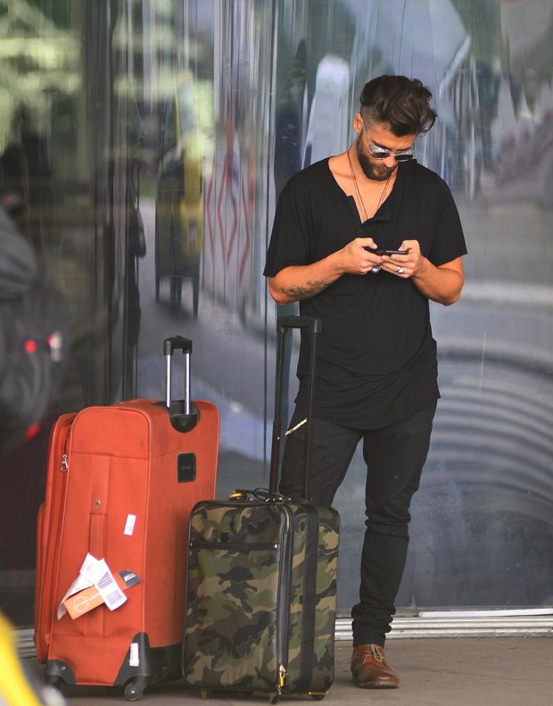 De cabelo novo, Bruno Gagliasso exibe óculos estiloso em aeroporto - Quem