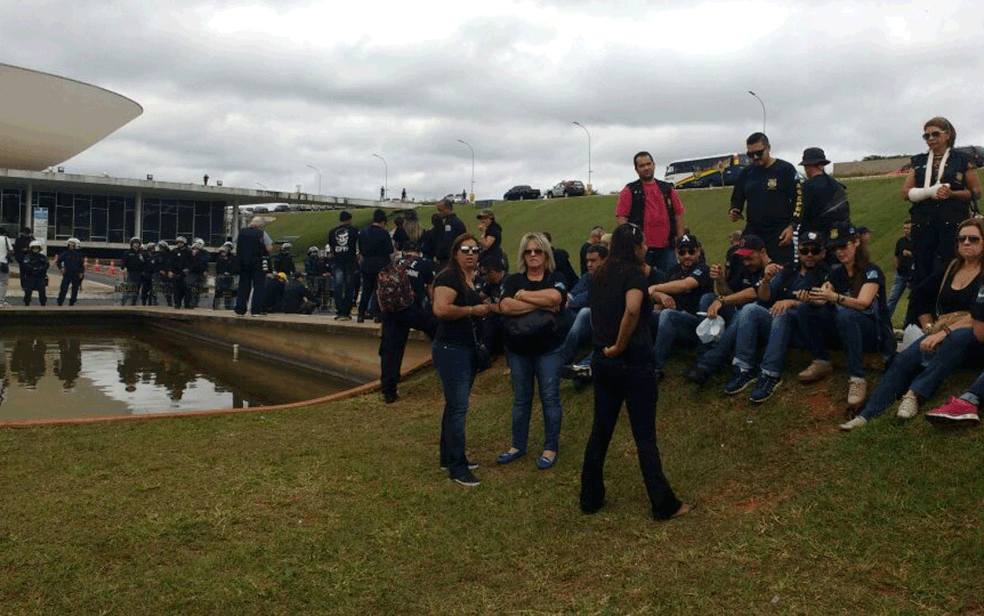 Agentes Penitenciários em frente ao Congresso Nacional (Foto: Beatriz Pataro/G1)