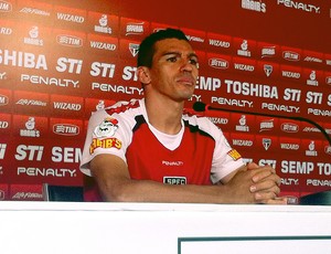 Lucio zagueiro coletiva no São Paulo (Foto: Carlos Augusto Ferrari)