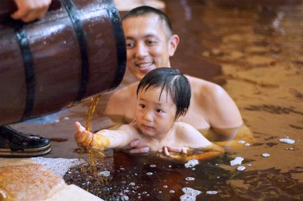 Banho de café: segundo o resort japonês, a cafeína ajuda a desinchar o corpo e a diminuir a celulite  (Foto: Ewerthon Tobace/BBC Brasil)