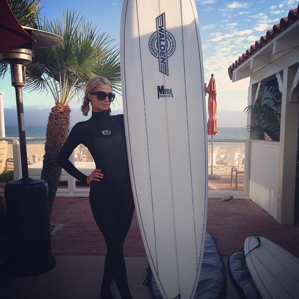 Paris Hilton posa com malha e pranchão de surf (Foto: Instagram)