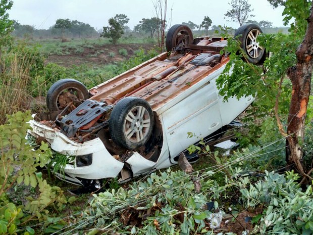 Motorista perde controle da direção e carro capota no oeste da Bahia (Foto: Edvaldo Braga/Blog Braga)