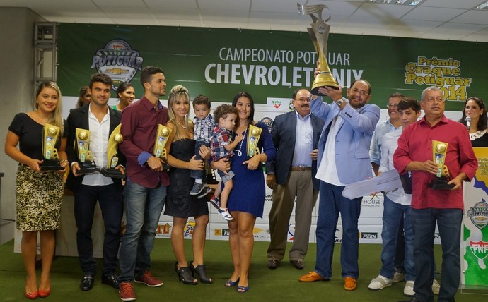 Presidente do América-RN recebeu o troféu de campeão do estadual 2014 (Foto: Augusto Gomes)
