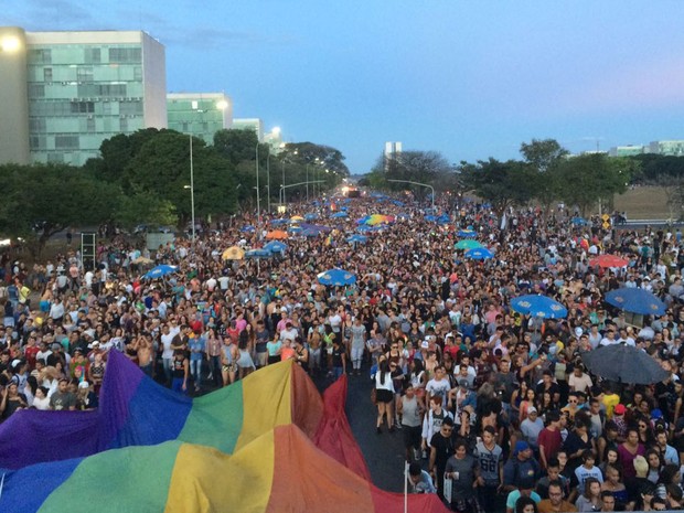 19ª Parada do Orgulho LGBT interdita Eixo Monumental, no centro de Brasília, na tarde deste domingo (26) (Foto: Mateus Vidigal/G1)