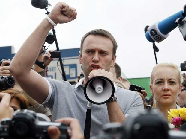 O líder da oposição russa, o blogueiro Alexei Navalny, anuncia que irá disputar as eleições à Prefeitura de Moscou. (Foto: Alexander Zemlianichenko Jr / AP Photo)
