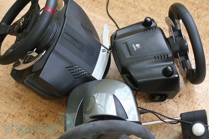 Imagem compara as dimensões do T500RS (à esquerda), com o Fanatec GT2 (abaixo) e o Logitech G27 (à direita) (Foto: Reprodução/Engadget)
