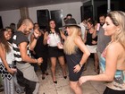 Susana Vieira desce até o chão com Roberta Rodrigues em festa